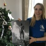 marie-wosnitza-de-l-association-wings-of-the-ocean-presente-le-calendrier-des-dieux-du-sale-photo-dr-1608125982